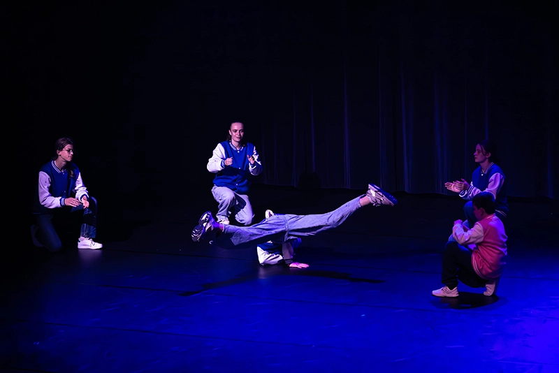 Breakeurs qui dansent dans l'association Esprit Danse PLumergat
